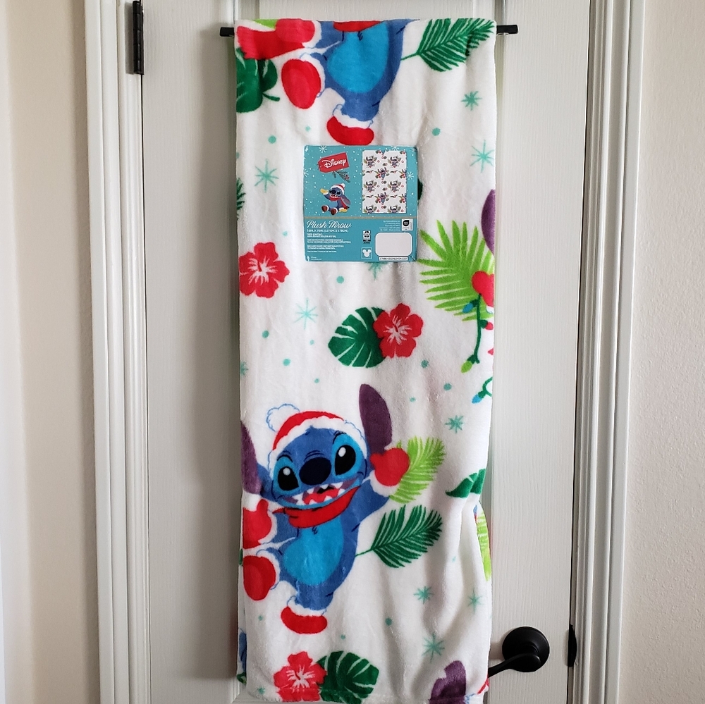 Disney Stitch With Mittens Winter Christmas Santa Hat Throw Blanket 50x70 NWT